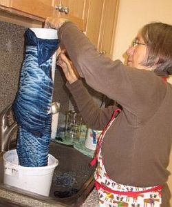 Jan draining indigo-dyed shibori tube